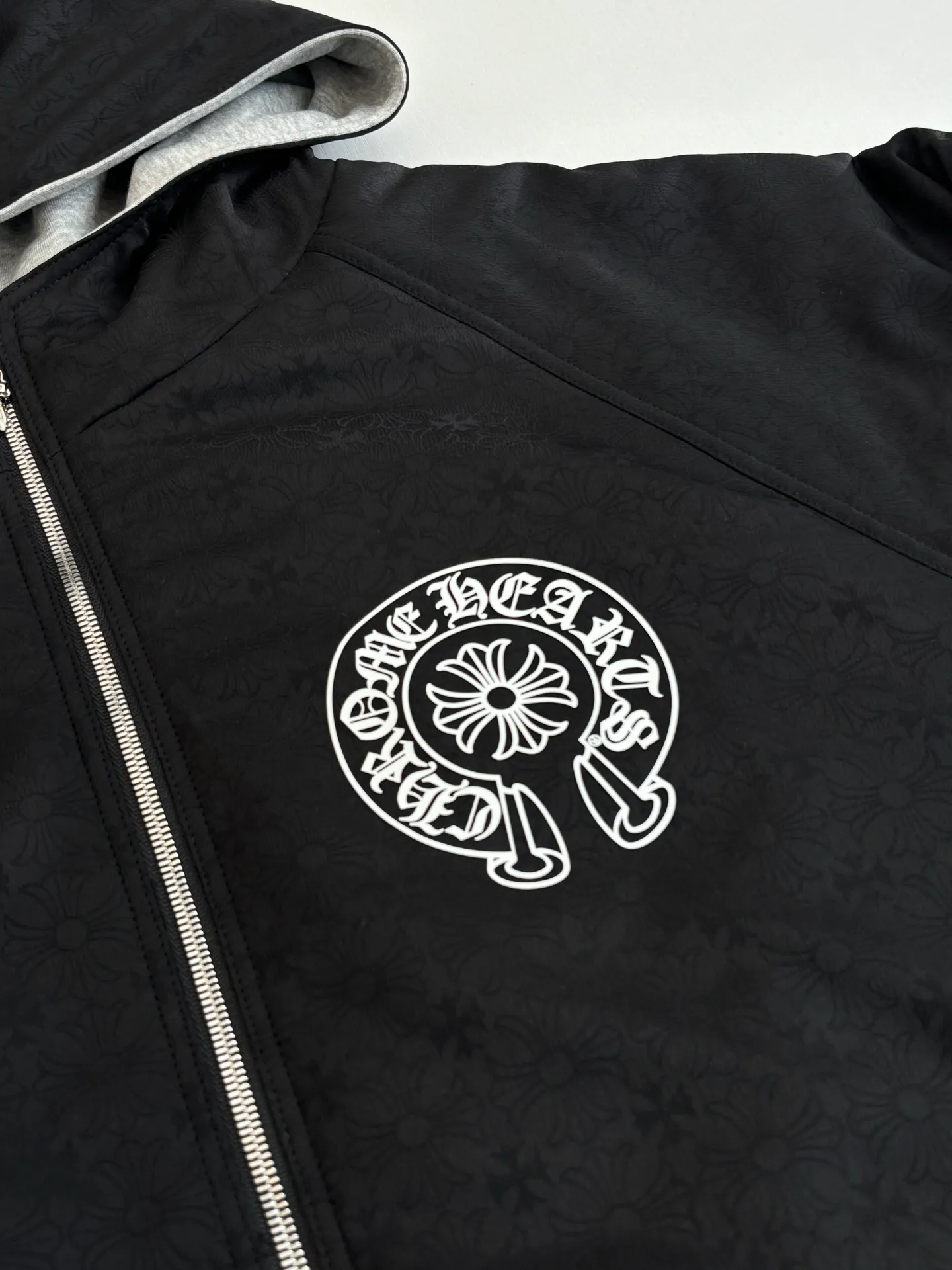 P850 Chrome Heart*/Chrome Heart 25 new style Horseshoe print double-sided hooded cotton jacket. The original domestic spot purchase is 3.98W. The development cost is extremely high. The front is made of jacquard woven fabric. The minimum order quantity is 1000 meters. The other side is gray yarn 260 grams. All developed and customized according to the original version. Refuse to use off-the-shelf wrong fabrics. Four layers of thickness blessing. You can survive the winter in one piece (one layer of gray knitted lining, two layers of gall fabric, and one layer of down cotton) Size：S/M/L